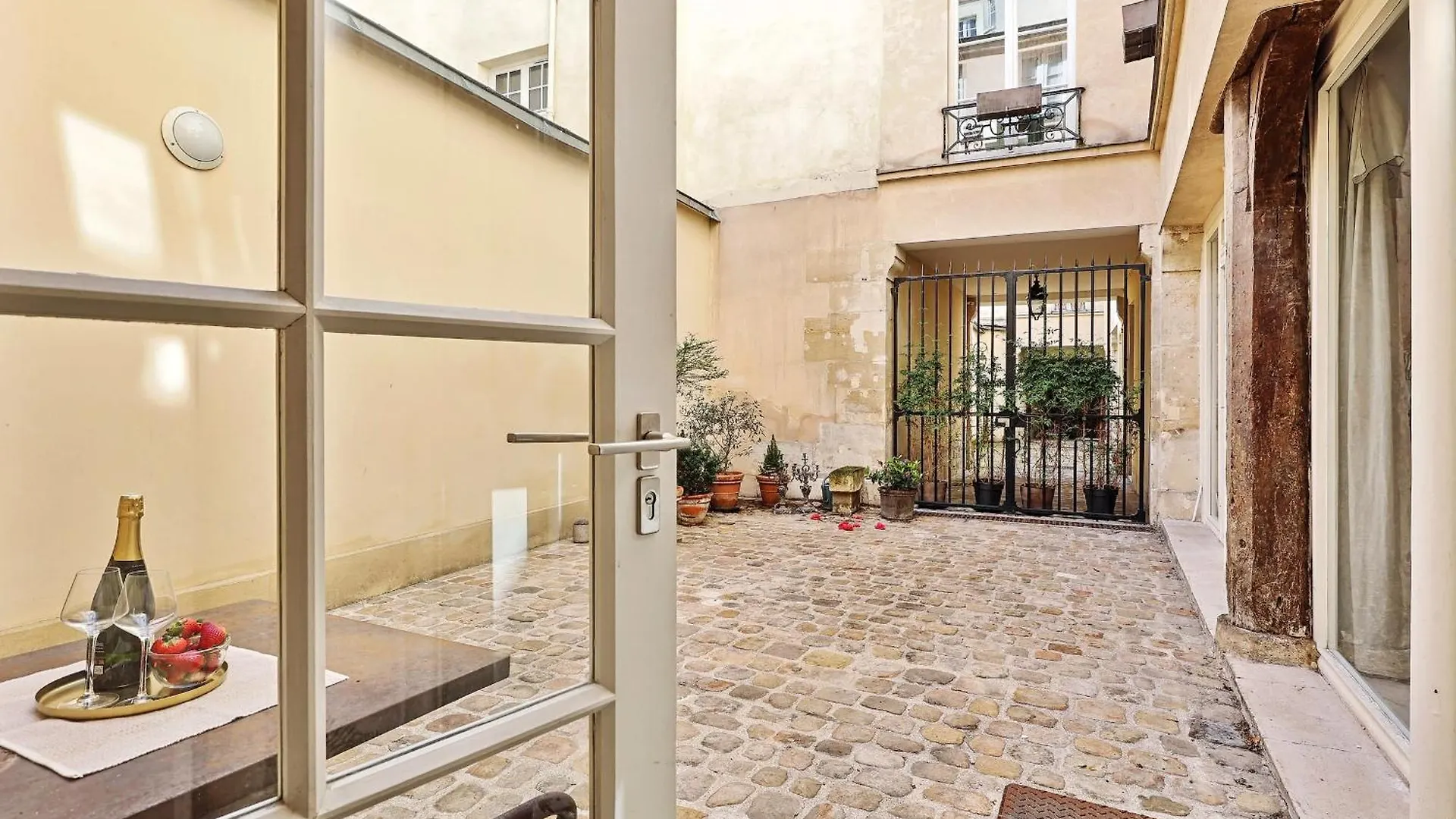 Le Marais & Place Des Vosges - Cityapartmentstay Paris